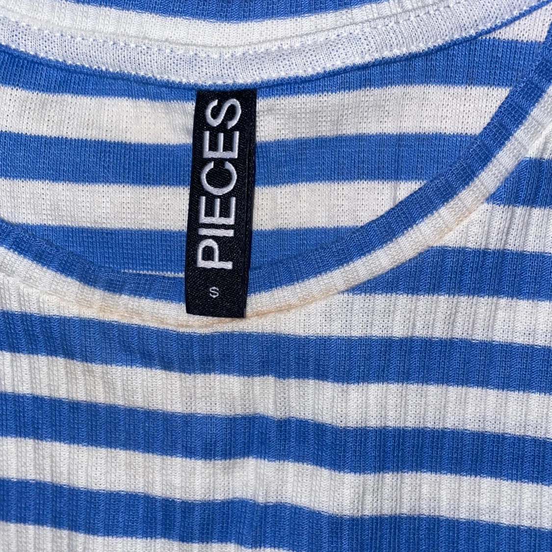 Långärmad tröja som är ribbad med vita och blåa ränder - 90