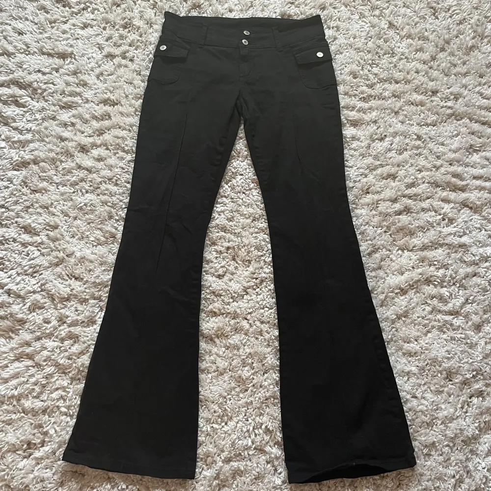 Ett par svarta lågmidjade jeans från brandy Melville💕 supersnygga men tyvärr lite korta för mig som är 170💕💕. Jeans & Byxor.