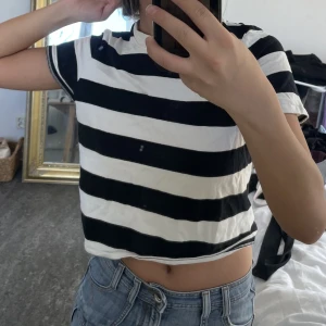 randig tshirt - säljer denna randiga tshirt från lindex! sparsamt använd. superskönt material 🖤🤍