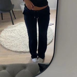Juicy couture byxor - Jag säljer mina juciy byxor som bara är använda en enstaka gång💕Byxorna är i storleken xxs och i färgen night sky! Priset går att diskuteras🥰