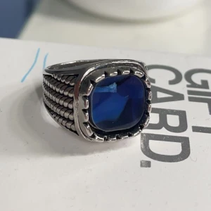 Ring - Skitfin ring köpt utomlands!! Dessvärre är den lite för stor för mig, så därför säljer jag 💙 omkretsen är ca 2cm!