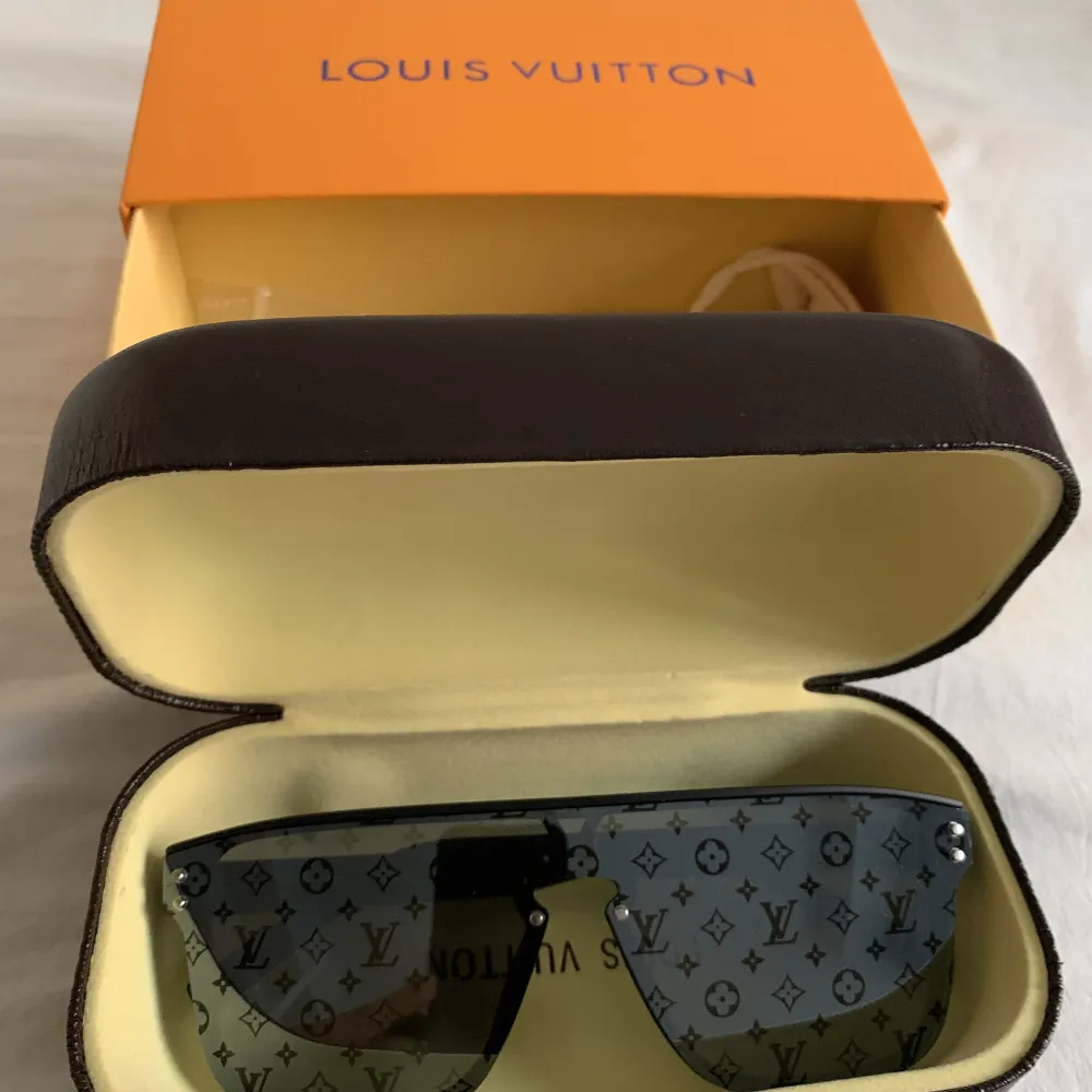 Louis Vuitton solglasögon/sunglasses pris kan diskuteras. Accessoarer.