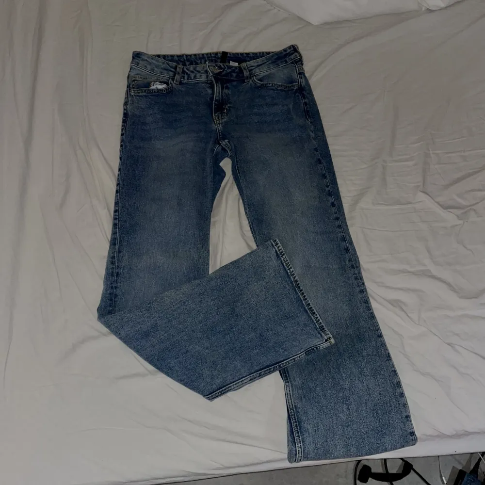 Denim jeans i lågmidjat, ifrån h&m 🌷⚡️🌟storlek 38 . Jeans & Byxor.
