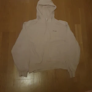 Rosa hoodie - Har inte andvänds så mycket snygg rosa färg och där fram där det står smile, Fråga mig om det är nåt.