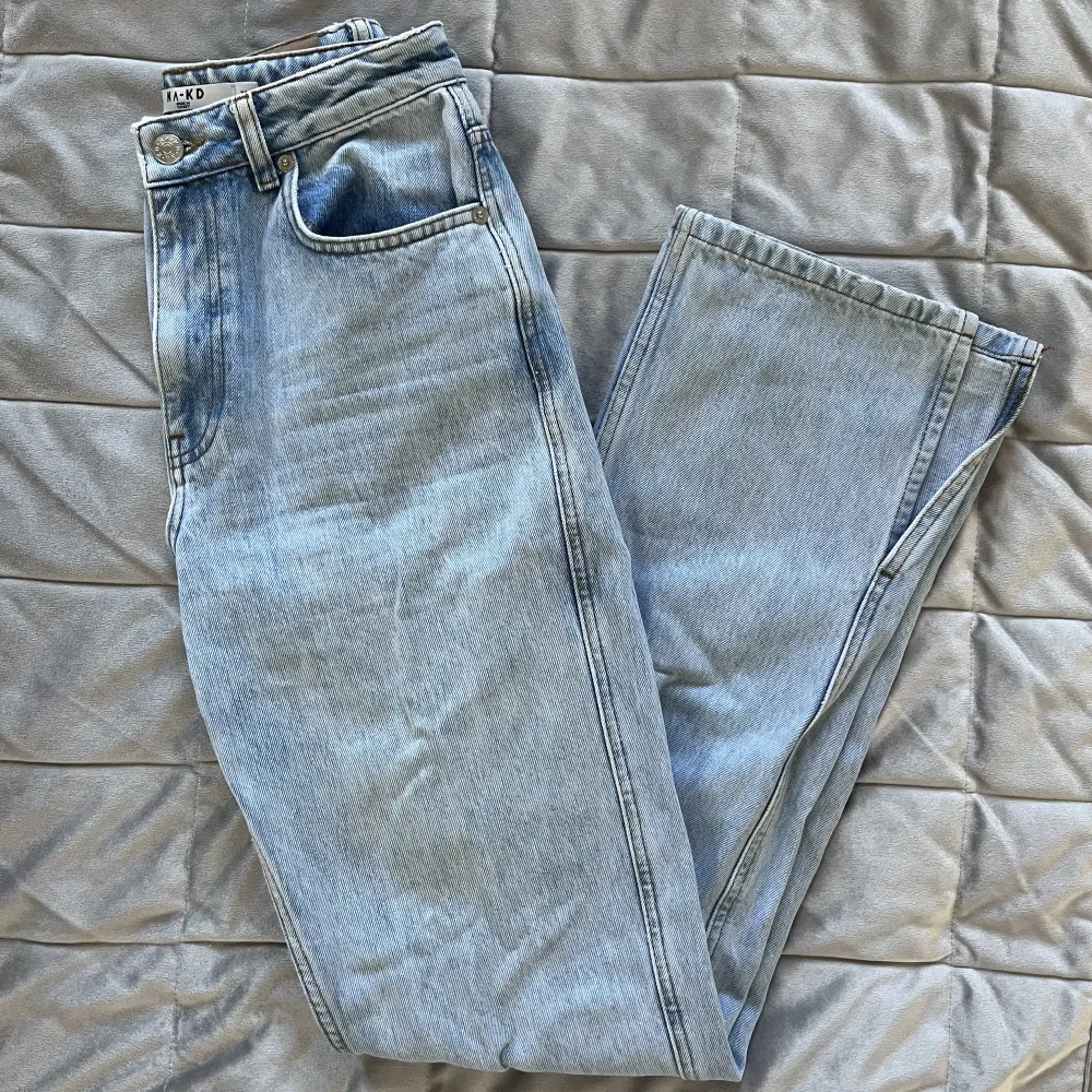 Säljer ett par straight leg high waist jeans med slits från NA-KD, de är endast använda 2-3 gånger 75kr + frakt🙂 . Jeans & Byxor.