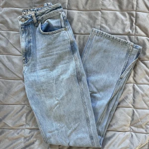 Jeans - Säljer ett par straight leg high waist jeans med slits från NA-KD, de är endast använda 2-3 gånger 75kr + frakt🙂 