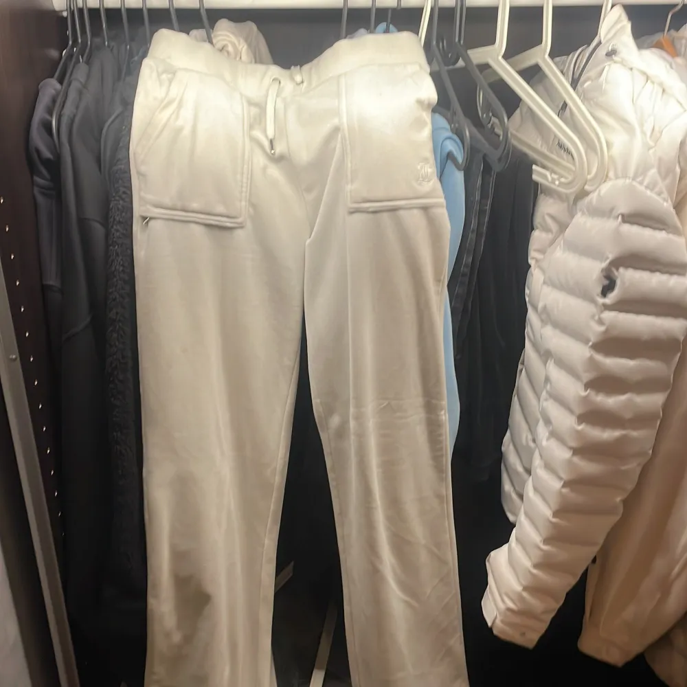 Super sköna byxor men använder inte de nå mer, lite åt det beiga hållet men vita även. Jeans & Byxor.