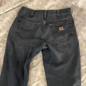 Lågmidjade carhartt jeans💞💞 Stl 33x32 men skulle säga att dem sitter lågmidjat på m