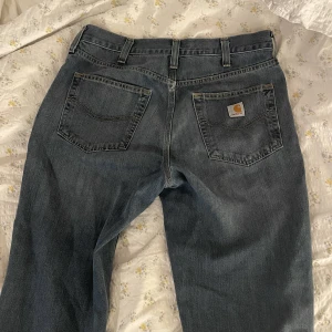 Vintage carhartt jeans  - Lågmidjade carhartt jeans💞💞 Stl 33x32 men skulle säga att dem sitter lågmidjat på m