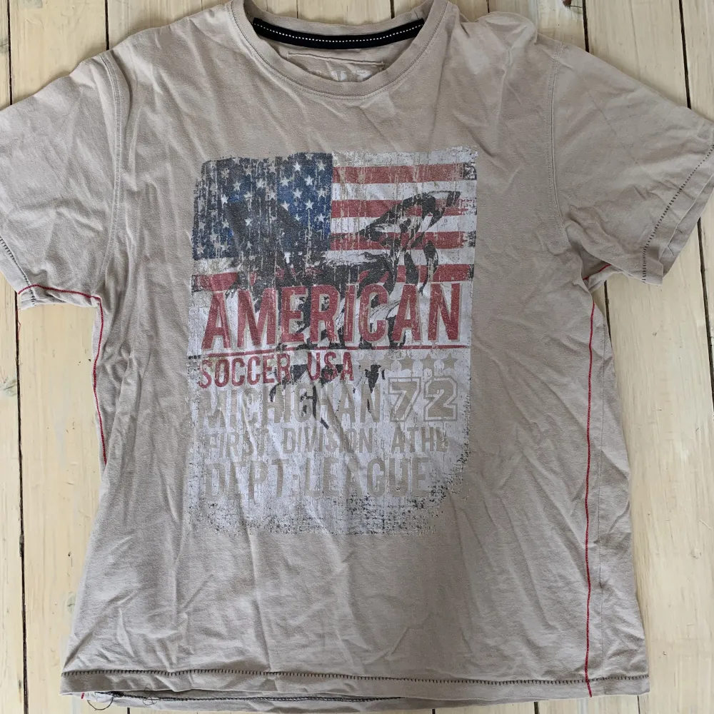 Beige oversized tshirt med USA tryck! . T-shirts.