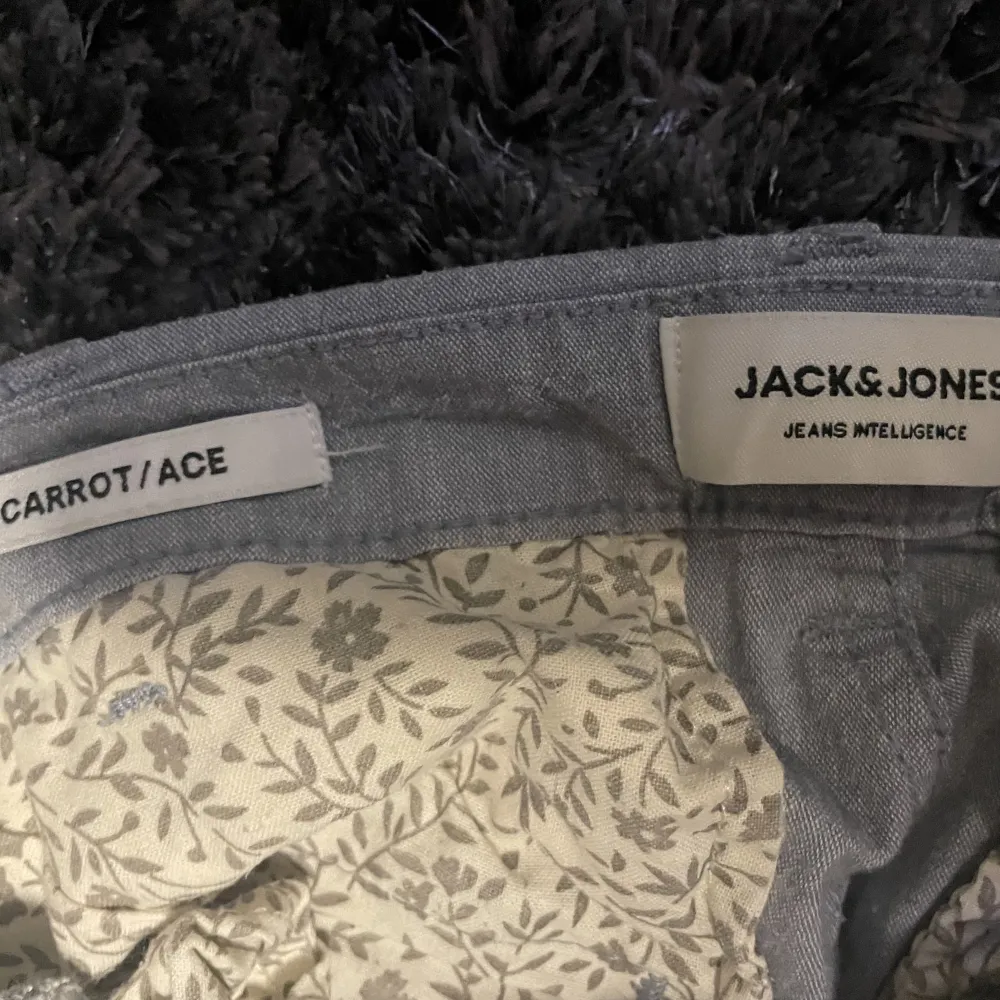Linnebyxor från Jack and Jones  Inga fläckar eller hål  För små för mig. Jeans & Byxor.