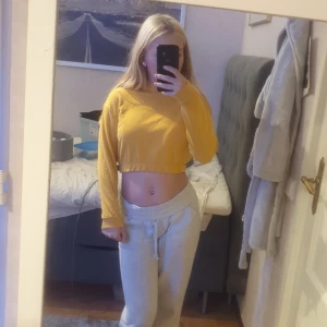 Magtröja/ hoodie - Magtröja/ hoodie mörk gul / orange beror på ljus.