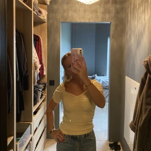 Söt topp  - Jätte söt gul randig topp med puffarmar från Lindex köpt förra året, aldrig använd! Köparen står för frakt! 