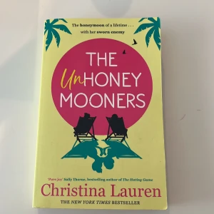 The unhoney mooners  - Väldigt bra bok på engelska, har varit känd på booktok🩷