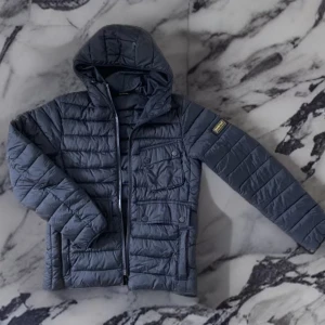 Svart Barbour jacka🖤 - Snygg Barbour jacka varsamt använd i väldigt bra skick utan några defekter🙌🏼 Skriv för fler bilder🤩