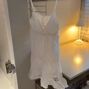 Fin vit klänning - Fin zara liknande klänning som inte kommer t användning. Dock har den ett litet hål men det går att sy igen. 