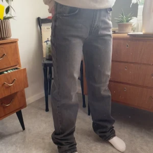 Jeans - Gråa jeans ifrån Gina tricot i storlek 36