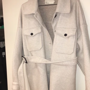 Nelly jacka  - Nelly jacka perfekt nu till hösten! Ljusbeige/cremevit i färgen. Lite oversized storlek 38. Fint skick! 