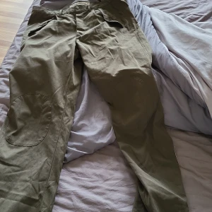 Snygga hip hop byxor - Supersnygga militärbyxor i hip hop stil. Är storlek 4 från märket punk royal. Vet inte riktigt vilken storlek 4 menas med men skulle gissa att de är storlek L