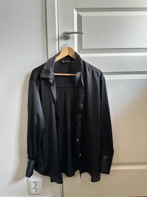 Satin blus Zara - Superfin blus från Zara, använd den 1 gång. Storlek XS men den är lite oversize Köpt för 359 kr Säljer för 200