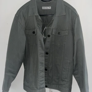 cool jacka  - en jacka köpt för jättelänge sedan men kommer aldrig till användning. Minns inte vart den är ifrån, kanske Cubus typ? Så gott som ny. Sitter lite oversized