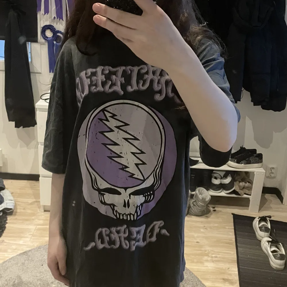 Tshirt köpt från Carlings med bandet Grateful Dead’s logga. Strl M men väldigt oversize. . T-shirts.