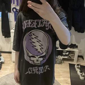 Tshirt köpt från Carlings med bandet Grateful Dead’s logga. Strl M men väldigt oversize. 