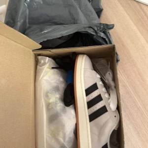 Adidas skor campus 00s - Helt nya adidas skor i storlek 39 1/3 . Passar den som har storlek 39