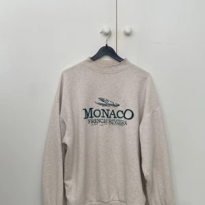 Oversize tröja från Chiquelle - Tröja från chiquelle i storlek Xl, vilket jag som vanligen har S/M använt som en oversize tröja. Fint skick!🌸 Nypris 479kr