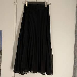 Plisserad kjol från Monki i väldigt fint skick. Säljer pga för liten, skriv för fler bilder🩵