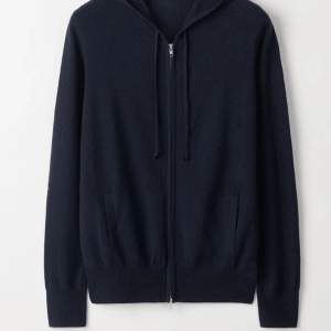 Soft goat zip hoodie i storlek M gjord på 100% kashmir. Väldigt bra skick och knappt använd. 