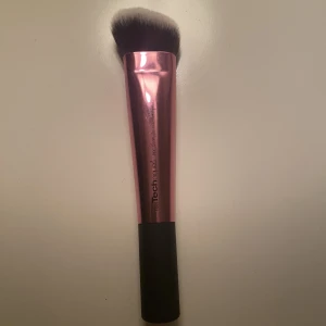 Sminkborste - Helt oanvänd sminkborste från Real Techniques. 