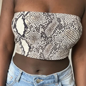 Snake - bandeu  - En snygg bandeu topp i ormskinn mönster, passar perfekt inför sommaren! 😍  Skriv för intresse! 🤎  