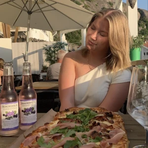 Vit top ❤️ - Vitt söt top med en axel som knyts med rosett på sidan