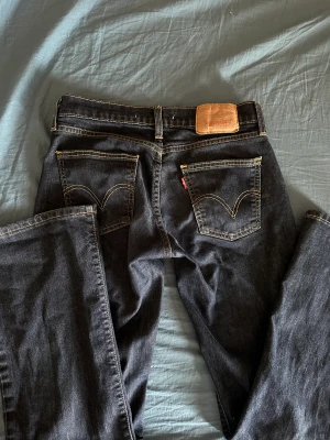 Mörkblåa bootcut levi's jeans - Jeansen är i superbra skick det är bara att passa på! Extremt fina😙