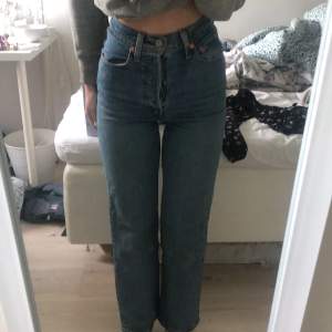 Levi’s ribcage straight jeans. Sitter super fint men använder aldrig dom då dom börjar bli för korta. Köparen står för frakten❤️