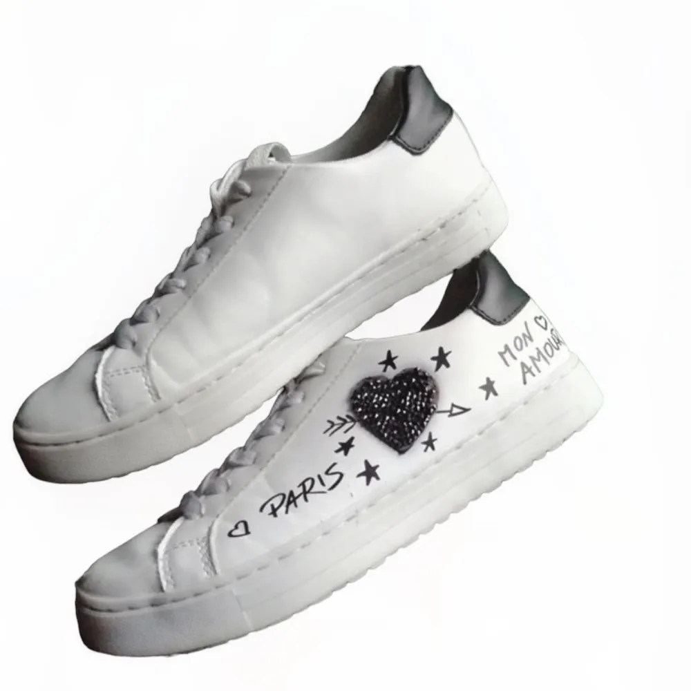 vita sneakers med så snygga detaljer, väldigt bra skick (alla bilder är mina!) storlek 37. möts i stockholm eller fraktar 💓. Skor.