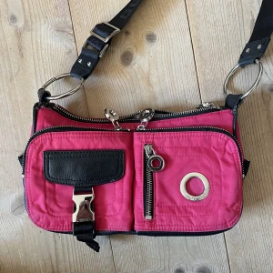 Väska guess - Finaste axelväskan från guess💝💝 har massa fack för småsaker och bandet går att justera💝
