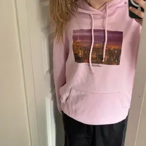 Fin rosa hoodie, från hm💓priset kan diskuteras!