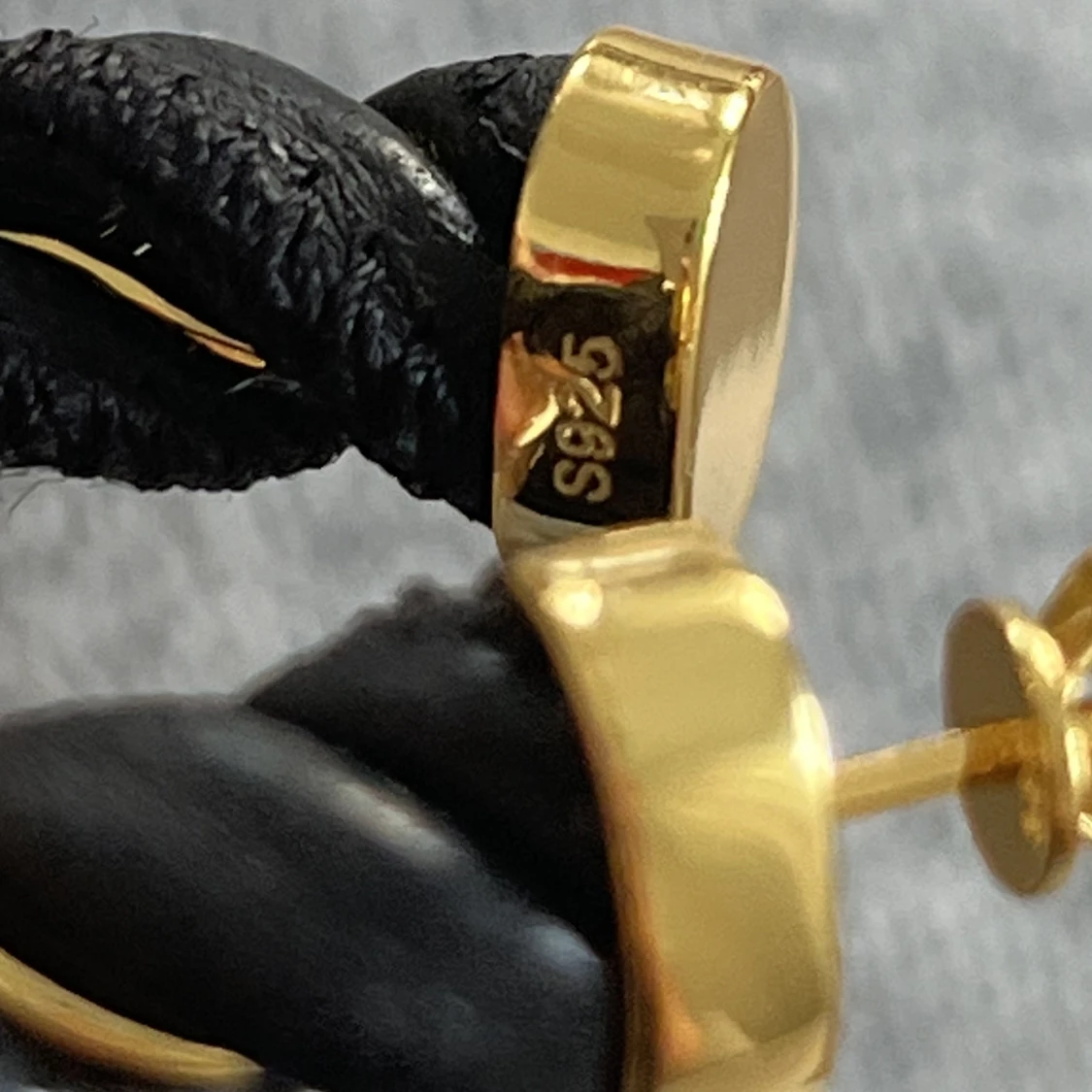 Twisted 18k guld, äkta läder - 90