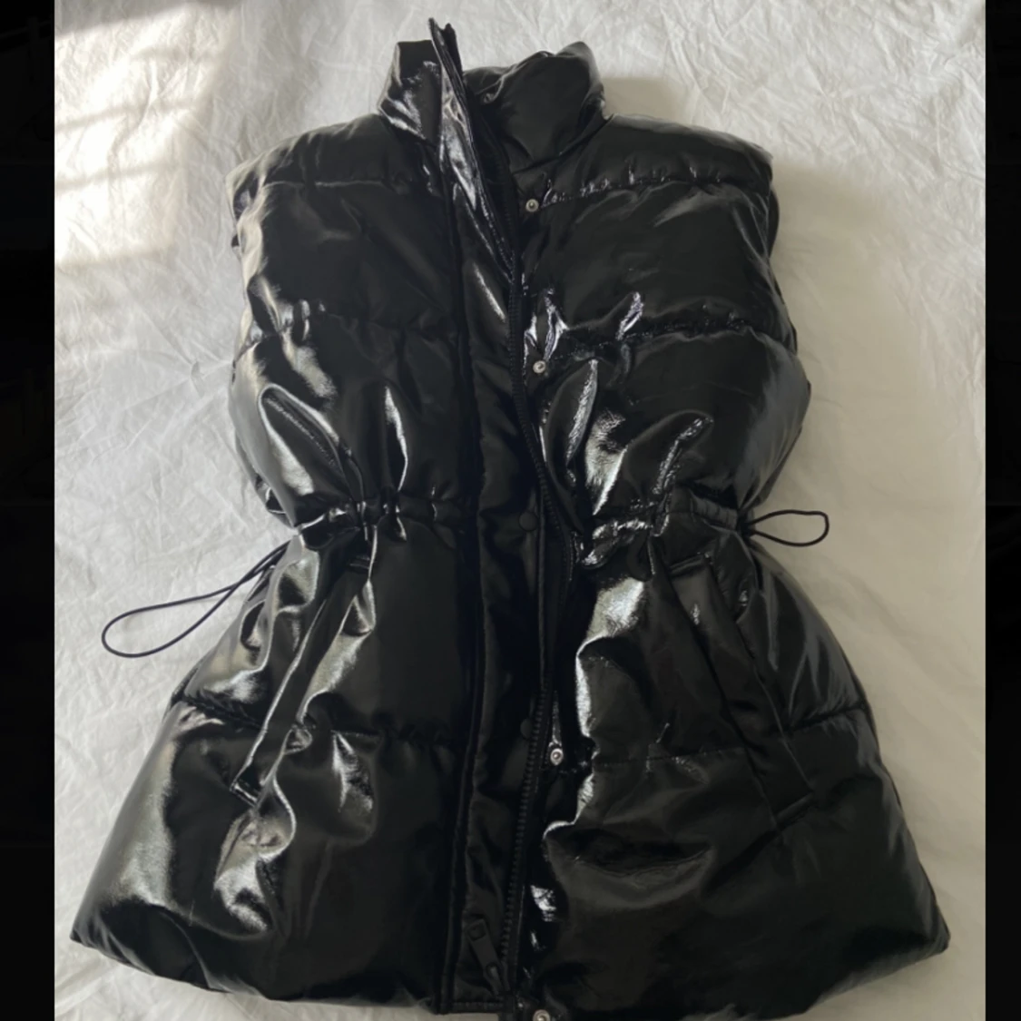 Svart glansig väst från HM - 91