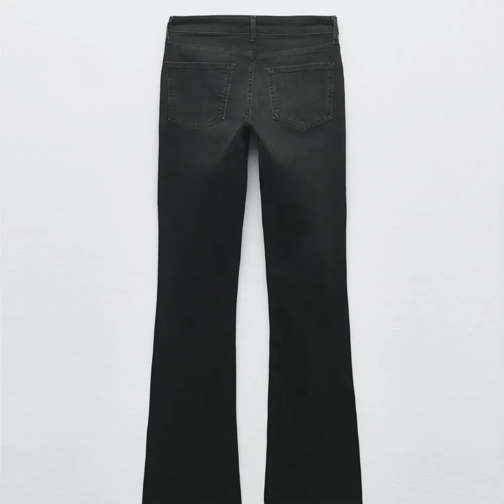 Säljer nu dessa lågmidjade svarta zara jeansen som köptes i typ vintras❤️jeansen har inga defekter och inte mycket använda❣️kontakta vid intresse,frågar eller annat. Jeans & Byxor.