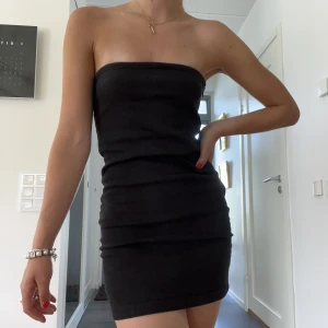 Festklänning  - Säljer denna superfina festklänning från Zara. Jättebra skick. Storlek Xs