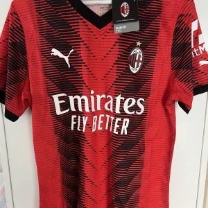 Ac Milan tröja - Helt ny L passar M 