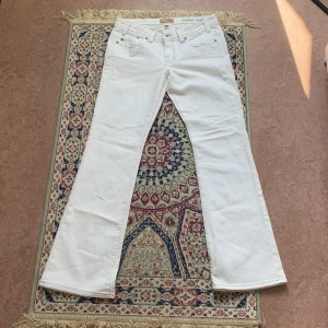 Vita Yanük lowrise jeans!! - Säljer dessa snygga flared/bootcut vita jeans som är tyvärr för stora och korta på mig (jag är 173). Har aldrig använt jeansen förut och är som nya, har dessutom inga fläckar 🤍