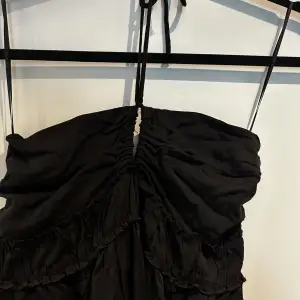 Helt ny klänning från hm med super skönt material. På mig som är 160 går den ner till anklarna. Skriv om du har mer frågor!💛🫧