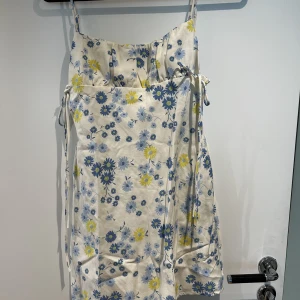Klänning  - Jättefin miniklänning från zara. Använd väldigt lite. Går att knyta i sidorna så att den blir större/mindre runt bysten. Reglerbara axelband🫧💛