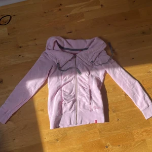 EDC by Esprit kofta - Intressekoll på min ECD på esprit kofta. Storlek xs. Köpt för 300 kr. Kan gå ner en hel del i pris