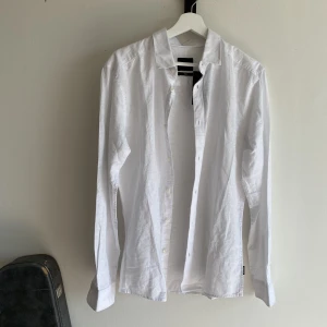 Vit linneskjorta - Helt ny och oanvänd vit linneskjorta med lapp kvar. Köpt på NLY man.  Nypris: 299kr. FAST PRIS, KAN EJ DISKUTERAS!!