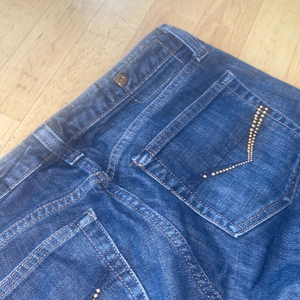 Lågmidjade straight jeans från River island. Jag är 168. Inga defekter. Midja: 38cm rakt över, innerben: 79cm. . Jeans & Byxor.